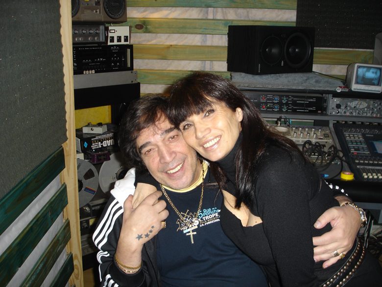 María Jose Demare con Cacho Castaña en estudio de grabación, grabando Para decir adios.
