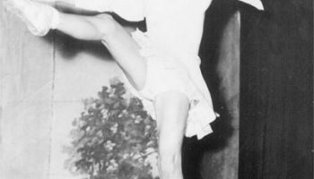 María Jose Demare bailando en el Teatro Ateneo, Pedro y El Lobo.